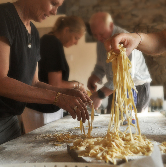 Cooking Class in Giardino: Dalla Pasta Fatta a Mano al Dessert con Vino delle Colline Lucchesi