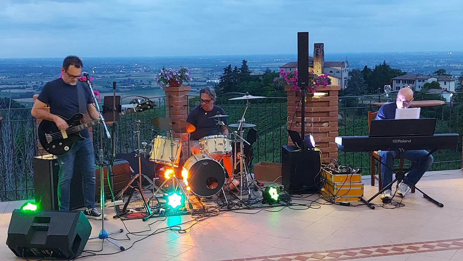 Aperitivo in vigna al tramonto con musica dal vivo
