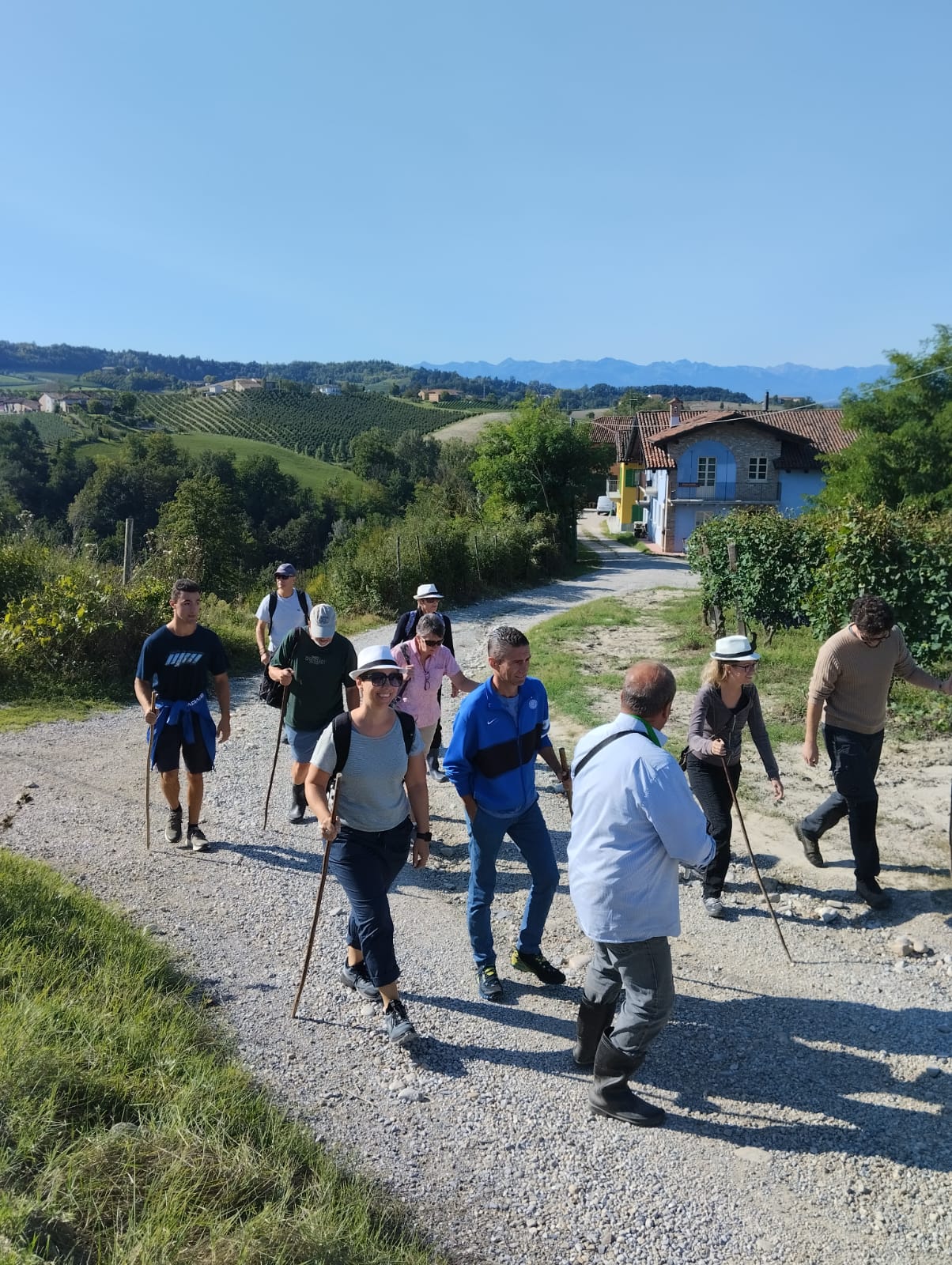 Caccia al tartufo nelle Langhe - Ricerca tartufi con un vero trifulau a Monforte d'Alba