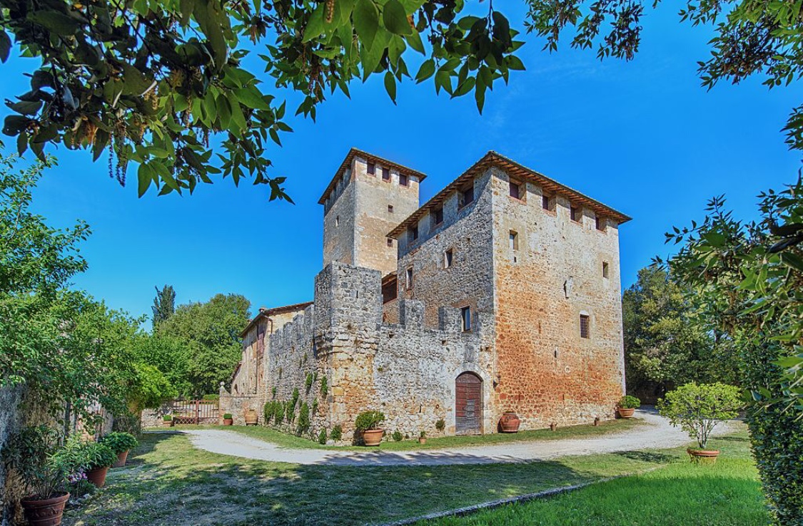 Tour privato al Castello di Poggiarello con degustazione di vini biologici in Toscana